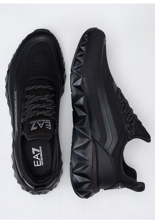 Sneakersy męskie czarne EA7 Emporio Armani X8X106 XK262 N763. Okazja: do pracy, na spacer, na co dzień. Kolor: czarny. Sport: turystyka piesza