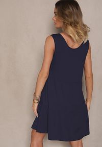 Renee - Granatowa Rozkloszowana Sukienka na Szerokich Ramiączkach Zdobiona Guzikami Saniraya. Kolor: niebieski. Materiał: jeans. Długość rękawa: na ramiączkach. Wzór: aplikacja. Typ sukienki: rozkloszowane