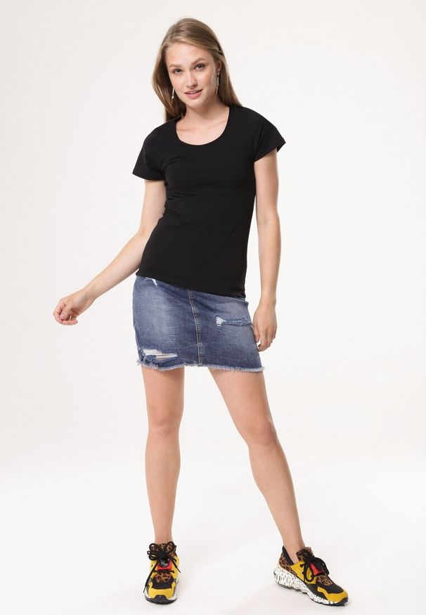 Born2be - Czarny T-shirt Eight. Okazja: na co dzień. Kolor: czarny. Materiał: dzianina, bawełna, elastan, jeans. Długość rękawa: krótki rękaw. Długość: krótkie. Wzór: jednolity. Styl: klasyczny, rockowy, casual