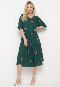 Born2be - Ciemnozielona Wiskozowa Sukienka o Rozkloszowanym Kroju z Krótkim Rękawem Givinia. Okazja: na imprezę, na co dzień. Kolekcja: plus size. Kolor: zielony. Materiał: wiskoza. Długość rękawa: krótki rękaw. Typ sukienki: rozkloszowane, proste, dla puszystych. Styl: casual, elegancki #1