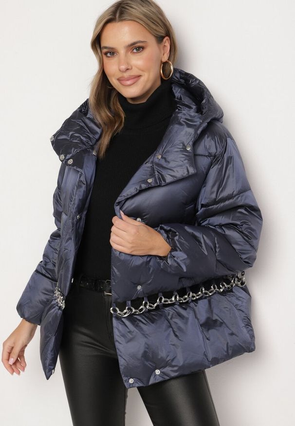 Born2be - Granatowa Pikowana Kurtka o Prostym Kroju z Kapturem i Kieszeniami Tinnelle. Okazja: na co dzień. Typ kołnierza: kaptur. Kolor: niebieski. Materiał: jeans. Styl: elegancki, casual