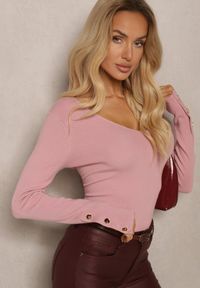 Renee - Ciemnoróżowy Sweter z Wiskozą Ozdobiony Guzikami z Trójkątnym Dekoltem Attecca. Kolor: różowy. Materiał: wiskoza. Wzór: aplikacja. Sezon: zima