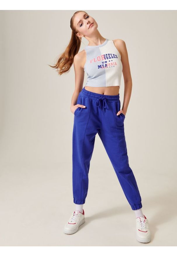 Sinsay - Crop top z nadrukiem - wielobarwny. Materiał: materiał, prążkowany. Wzór: nadruk