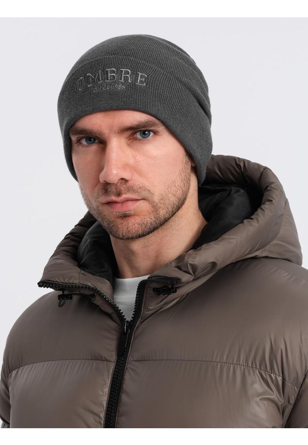 Ombre Clothing - Męska dzianinowa czapka beanie z haftowanym napisem – grafitowa V2. Kolor: szary. Materiał: dzianina. Wzór: napisy, haft. Styl: elegancki, casual