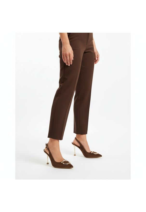 CheBello - Czółenka damskie Chebello, cholewka ze skóry naturalnej welurowej z odkrytą piętą i smukłym noskiem ozdobione metaliczną klamrą osadzone na cienkim o. Zapięcie: klamry. Kolor: brązowy. Materiał: welur, skóra. Szerokość cholewki: normalna. Wzór: aplikacja. Styl: wizytowy, klasyczny, elegancki