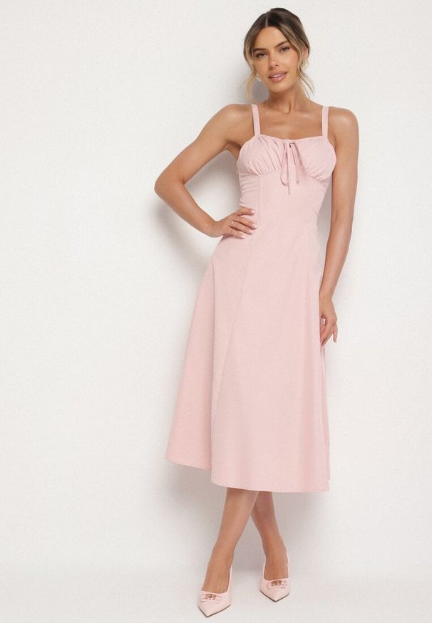 Born2be - Różowa Rozkloszowana Gorsetowa Sukienka Vices Ozdobiona Wiązaniem Ralethea. Typ kołnierza: dekolt gorset. Kolor: różowy. Długość rękawa: na ramiączkach. Wzór: aplikacja. Typ sukienki: gorsetowe. Styl: elegancki