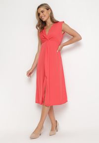 Born2be - Czerwona Sukienka Midi z Ozdobnym Węzłem przy Dekolcie i Rozcięciem Sastama. Kolor: czerwony. Długość: midi #1