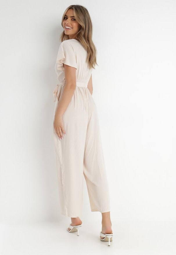 Born2be - Jasnobeżowy Kombinezon z Wiskozy Cephinous. Okazja: na co dzień. Kolor: beżowy. Materiał: wiskoza. Długość rękawa: krótki rękaw. Długość: krótkie. Wzór: jednolity. Sezon: lato. Styl: casual