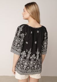 Born2be - Czarna Bluzka z Wiskozy z Kwiatowym Wzorem Wiązaniem i Frędzlami Hawnalue. Okazja: na co dzień, do pracy, na spacer. Kolor: czarny. Materiał: wiskoza. Wzór: kwiaty. Styl: boho, casual, elegancki #2