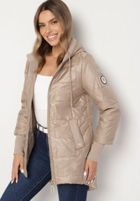 Born2be - Ciemnobeżowa Pikowana Kurtka z Kapturem i Przedłużonym Tyłem Tulara. Okazja: na co dzień. Typ kołnierza: kaptur. Kolor: beżowy. Materiał: jeans. Wzór: aplikacja. Styl: casual, elegancki #5
