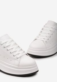 Born2be - Biało-Czarne Sneakersy z Delikatną Perforacją i Gumowym Misiem przy Sznurówkach Zephra. Kolor: biały. Materiał: guma