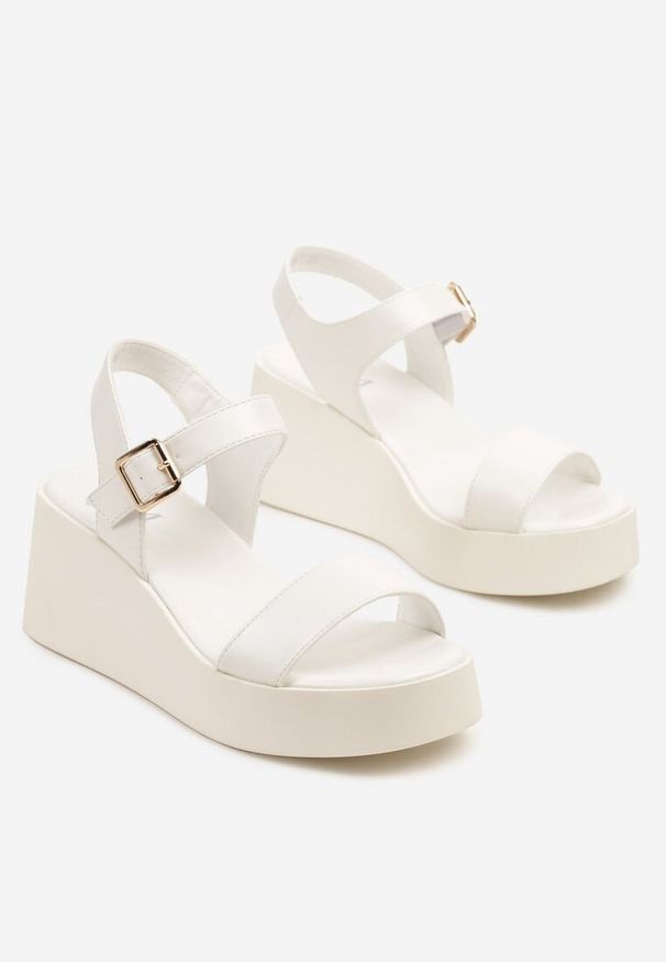 Renee - Białe Sandały na Koturnie w Eleganckim Stylu Zolvesa. Okazja: na co dzień. Zapięcie: klamry. Kolor: biały. Materiał: jeans. Obcas: na koturnie. Styl: elegancki