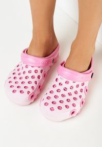 Born2be - Różowe Klapki Basenowe z Wycięciami i Paskiem na Piętę Pendis. Kolor: różowy. Styl: wakacyjny