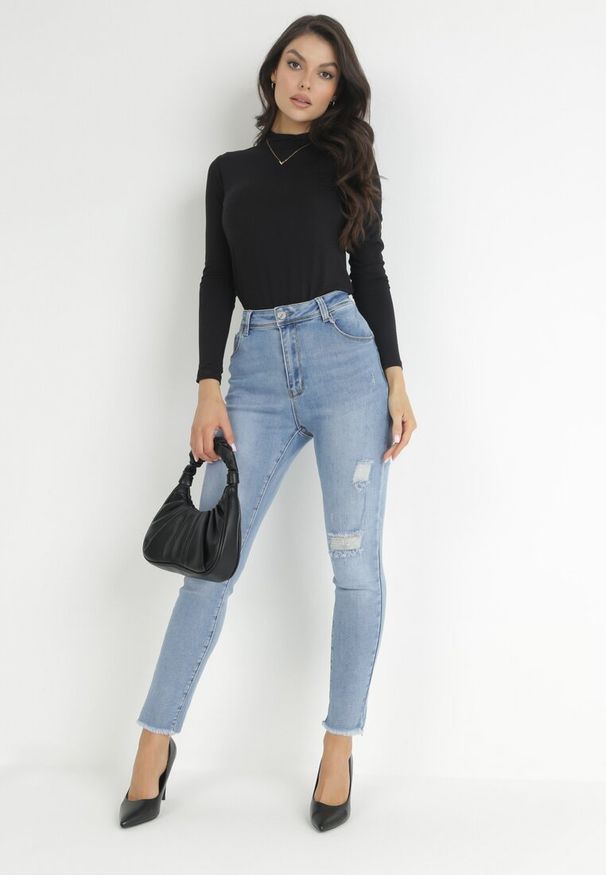 Born2be - Niebieskie Jeansy z Przetarciami na Prostych Nogawkach Ceryrran. Kolekcja: plus size. Kolor: niebieski. Wzór: aplikacja
