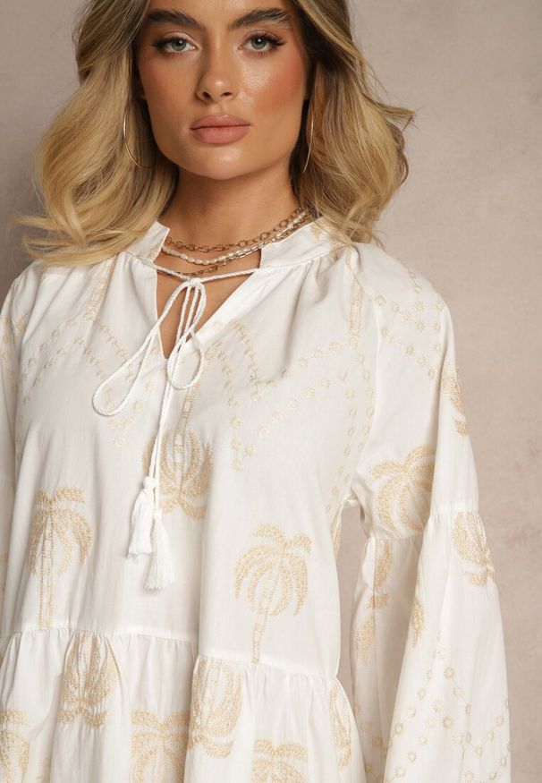 Renee - Biała Sukienka z Bawełny Ozdobiona Wiązaniem i Wzorem w Palmy Evialissae. Okazja: na co dzień, na imprezę. Kolor: biały. Materiał: bawełna. Wzór: aplikacja. Sezon: lato. Typ sukienki: proste. Styl: casual, elegancki