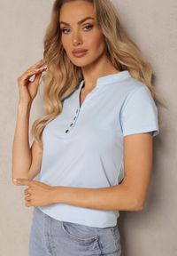 Renee - Jasnoniebieski Bawełniany T-shirt z Guzikami przy Dekolcie Wialina. Okazja: na co dzień, na spacer. Kolor: niebieski. Materiał: bawełna. Styl: klasyczny, casual