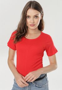 Born2be - Czerwony T-shirt Phereisis. Okazja: na co dzień. Kolor: czerwony. Materiał: dzianina. Długość rękawa: krótki rękaw. Długość: krótkie. Wzór: gładki. Styl: casual #1