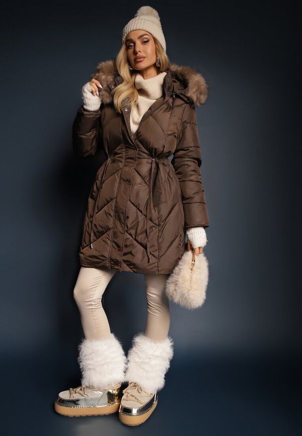 Renee - Brązowa Długa Pikowana Kurtka w Stylu Parki z Troczkiem w Pasie i Sztucznym Futerkiem Abelasa. Okazja: na co dzień. Kolor: brązowy. Materiał: futro. Długość: długie. Sezon: zima. Styl: casual, street, klasyczny