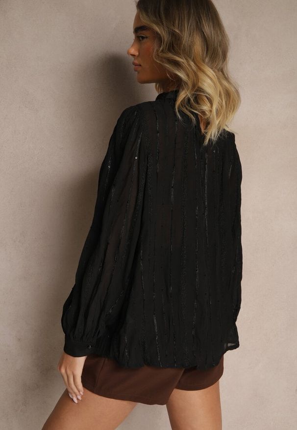 Renee - Czarna Tłoczona Bluzka o Koszulowym Kroju z Ozdobnym Wiązaniem Sepalea. Okazja: na co dzień. Kolor: czarny. Materiał: jeans. Długość rękawa: długi rękaw. Długość: długie. Styl: casual, elegancki