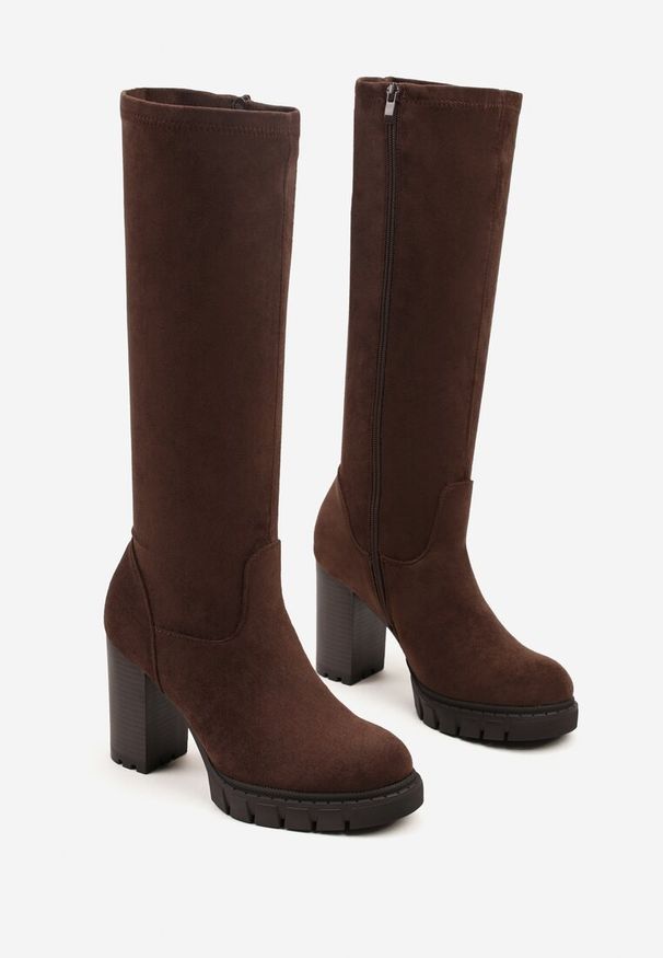 Born2be - Brązowe Kozaki z Imitacji Zamszu na Słupkowym Obcasie Falirelle. Okazja: na co dzień. Kolor: brązowy. Materiał: zamsz. Obcas: na obcasie. Styl: casual, elegancki. Wysokość obcasa: średni