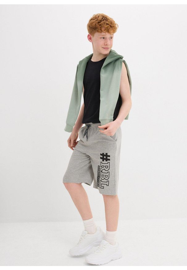 bonprix - Bermudy shirtowe chłopięce (2 pary). Kolor: czarny. Wzór: nadruk