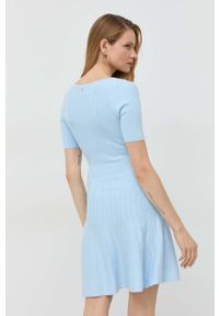 Guess sukienka kolor niebieski mini rozkloszowana. Kolor: niebieski. Materiał: materiał, dzianina, wiskoza. Długość rękawa: krótki rękaw. Wzór: gładki. Typ sukienki: rozkloszowane. Długość: mini #5