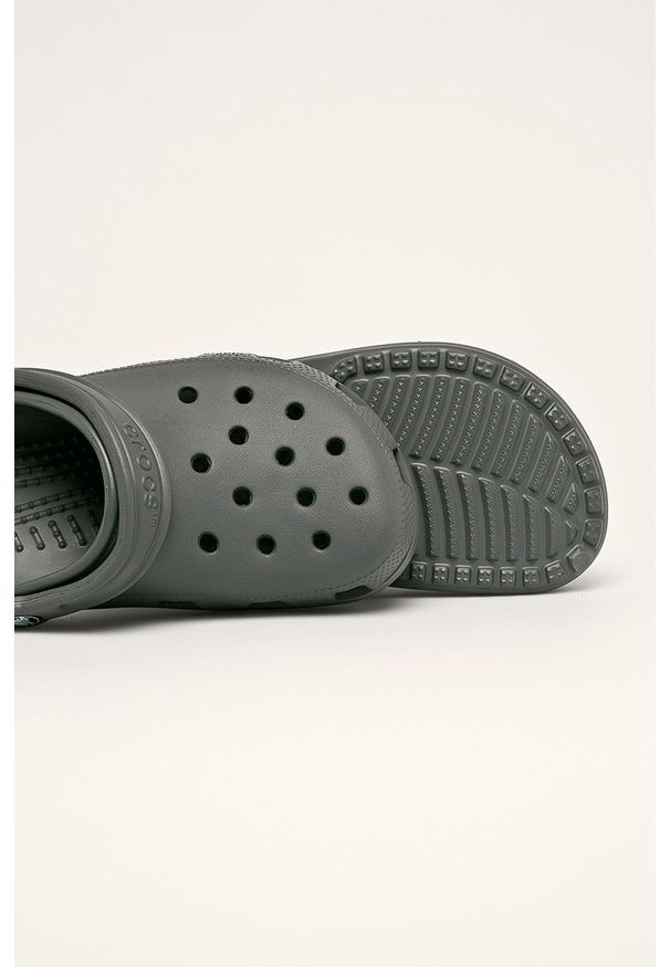 Crocs - Klapki. Kolor: szary. Materiał: materiał, guma. Wzór: gładki