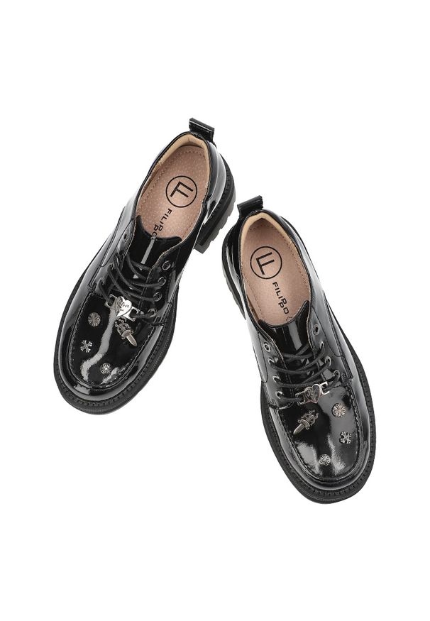 Czarne Półbuty Filippo Lakierowane Obuwie Damskie. Okazja: na co dzień. Kolor: czarny. Materiał: lakier. Obcas: na obcasie. Styl: elegancki, klasyczny, casual. Wysokość obcasa: średni