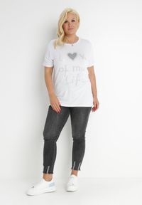 Born2be - Biały T-shirt Ionane. Kolekcja: plus size. Kolor: biały. Materiał: jeans. Długość: krótkie. Wzór: napisy #4