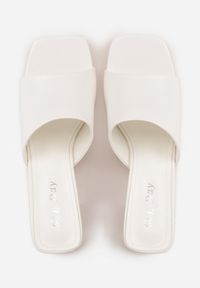 Renee - Białe Eleganckie Klapki na Słupku z Otwartym Noskiem Kwadratowym Hippeis. Okazja: na co dzień. Nosek buta: otwarty. Kolor: biały. Materiał: jeans. Obcas: na słupku. Styl: elegancki. Wysokość obcasa: średni #9