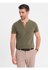 Ombre Clothing - T-shirt męski z dekoltem na guziki i zamszowym wykończeniem – ciemnooliwkowy V5 - Rozmiar: XL. Okazja: na co dzień. Kolor: oliwkowy. Materiał: zamsz. Wzór: gładki. Styl: klasyczny, casual