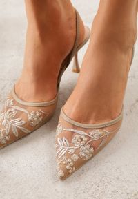 Renee - Ciemnobeżowe Transparentne Sandały na Szpilce Ozdobione Koronką Thetune. Okazja: na randkę. Kolor: beżowy. Materiał: koronka. Wzór: aplikacja, koronka. Obcas: na szpilce #8