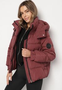 Born2be - Bordowa Kurtka Puffer o Fasonie Oversize z Kapturem i Naszywką Azirva. Okazja: na co dzień. Typ kołnierza: kaptur. Kolor: czerwony. Materiał: dzianina. Wzór: aplikacja. Styl: sportowy, casual #4