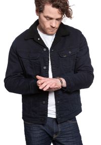 Lee - KURTKA JEANSOWA LEE SHERPA JACKET CLEAN BALLAD L87AQCKV. Materiał: jeans. Wzór: kolorowy, jednolity, nadruk. Sezon: zima. Styl: sportowy, vintage, elegancki, klasyczny