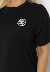 Born2be - Czarny T-shirt z Bawełny z Naszywką Kwiatu Firirene. Okazja: na co dzień. Kolor: czarny. Materiał: bawełna. Wzór: aplikacja, kwiaty. Styl: elegancki, casual #3