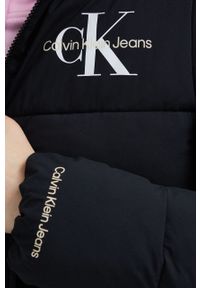 Calvin Klein Jeans kurtka J20J219007.9BYY damska kolor czarny zimowa. Okazja: na co dzień. Kolor: czarny. Materiał: poliester, włókno, materiał. Wzór: gładki. Sezon: zima. Styl: casual #2