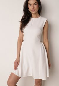 Born2be - Biała Elegancka Sukienka Bez Rękawów Zdobiona Przypinkami w Talii Rhaegina. Okazja: na co dzień. Kolor: biały. Długość rękawa: bez rękawów. Wzór: aplikacja. Typ sukienki: rozkloszowane, proste. Styl: elegancki #1