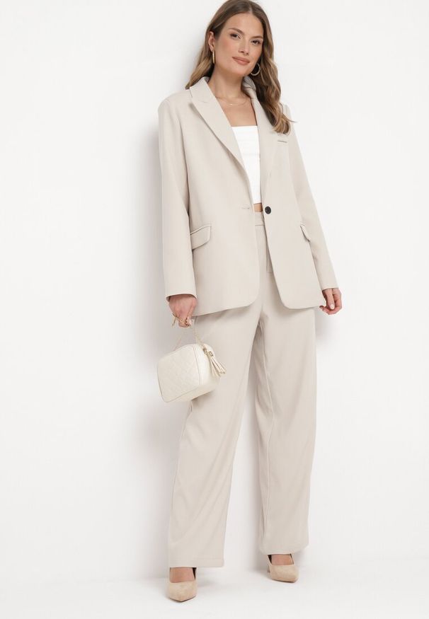 Born2be - Beżowa Pudełkowa Marynarka z Kieszeniami z Klapami i Guzikiem Marviana. Kolor: beżowy