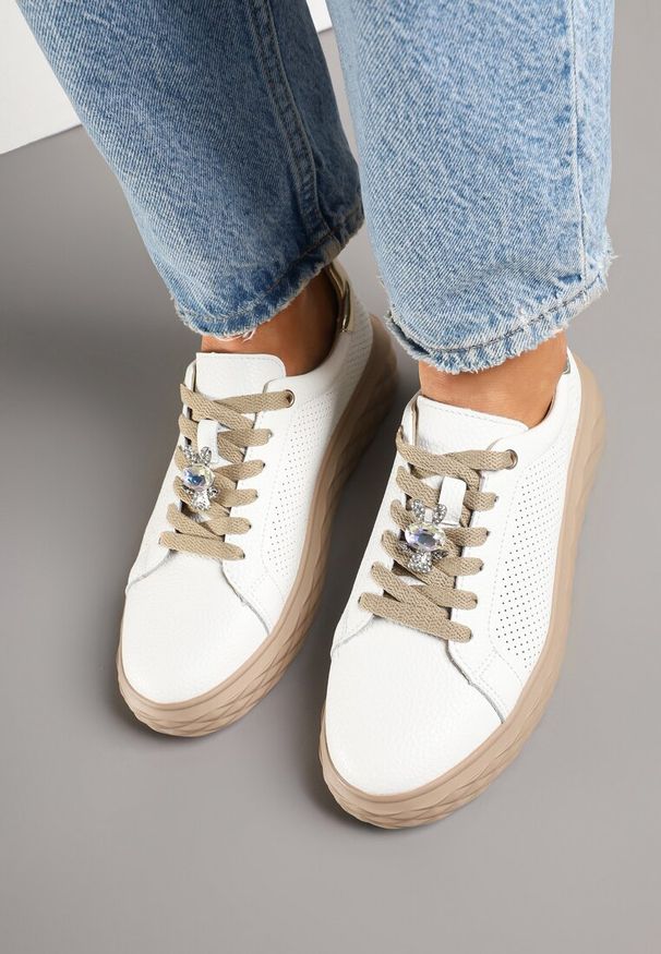 Renee - Biało-Złote Skórzane Sneakersy Typu Klasyczne Tenisówki Sondria. Okazja: na co dzień, na imprezę, na spacer. Kolor: biały. Materiał: skóra. Szerokość cholewki: normalna. Wzór: aplikacja. Sport: turystyka piesza