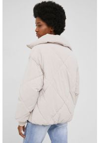 Answear Lab kurtka damska kolor beżowy zimowa. Okazja: na co dzień. Kolor: beżowy. Sezon: zima. Styl: wakacyjny