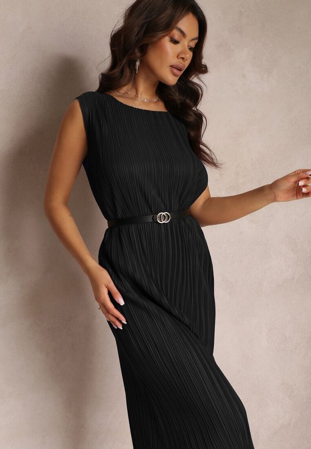 Renee - Czarna Pudełkowa Sukienka Midi z Plisowanej Tkaniny z Paskiem z Klamerką Lanaia. Kolor: czarny. Materiał: tkanina. Długość rękawa: bez rękawów. Długość: midi
