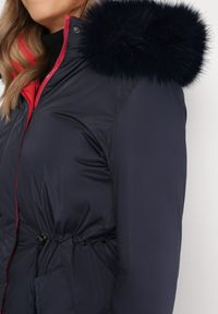 Born2be - Granatowa Dwustronna Kurtka za Kolano z Kapturem z Futerkiem Zephyro. Typ kołnierza: kaptur. Kolor: niebieski. Materiał: futro. Długość: długie. Wzór: gładki, aplikacja #5