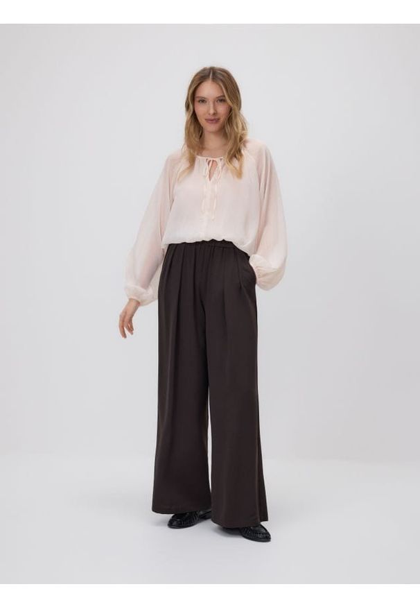 Reserved - Szerokie spodnie - brązowy. Kolor: brązowy. Materiał: tkanina. Wzór: gładki