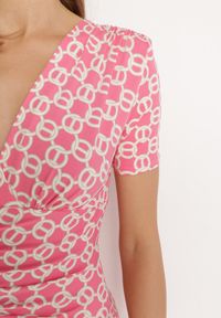 Born2be - Różowa Dopasowana Sukienka Koktajlowa Ozdobiona Marszczeniem Saarias. Okazja: na co dzień, na imprezę. Typ kołnierza: dekolt w kształcie V. Kolor: różowy. Materiał: materiał, jeans. Długość rękawa: krótki rękaw. Wzór: aplikacja. Styl: wizytowy #3