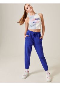 Sinsay - Crop top z nadrukiem - wielobarwny. Materiał: materiał, prążkowany. Wzór: nadruk