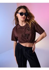 Sinsay - Bawełniana koszulka z aplikacjami 3D - brązowy. Kolor: brązowy. Materiał: bawełna. Wzór: aplikacja #1