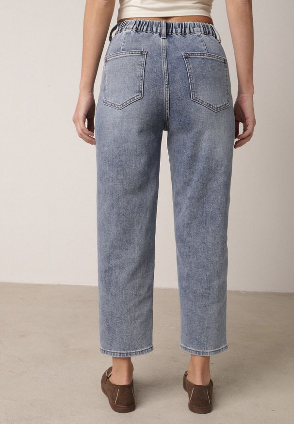 Born2be - Niebieskie Jeansy z Bawełną o Kroju Mom Fit z Wysokim Stanem Kallis. Okazja: na co dzień. Stan: podwyższony. Kolor: niebieski. Wzór: prążki. Styl: casual, klasyczny