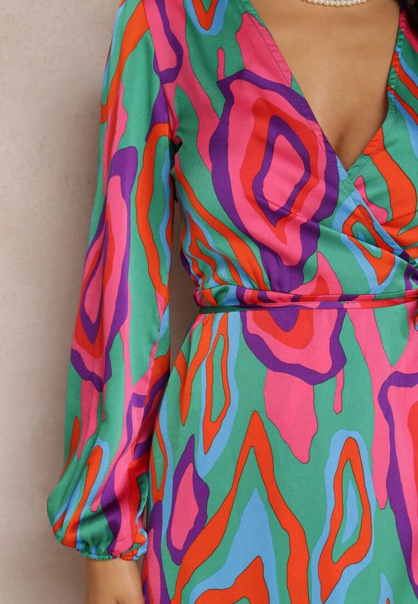 Renee - Zielono-Różowa Sukienka Lalope. Kolor: zielony. Materiał: materiał. Długość rękawa: długi rękaw. Wzór: aplikacja. Typ sukienki: kopertowe. Długość: midi