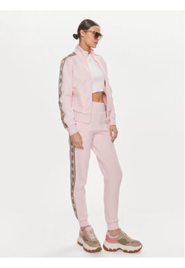 Guess Spodnie dresowe Britney V2YB15 KB3P2 Różowy Regular Fit. Kolor: różowy. Materiał: bawełna, syntetyk
