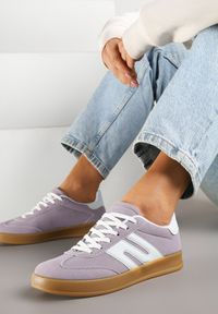 Renee - Jasnofioletowe Sneakersy Kultowe Tenisówki Zdobione Przeszyciami Eveltewia. Okazja: na co dzień. Kolor: fioletowy. Materiał: jeans. Wzór: aplikacja